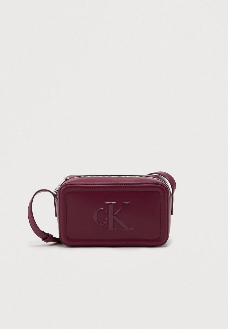 Сумка кросс-боди Calvin Klein BOLD CAMERA BAG, Alluring Pink/Bordeaux
Сумка кросс-боди Calvin Klein BOLD CAMERA BAG, Alluring Pink/Bordeaux