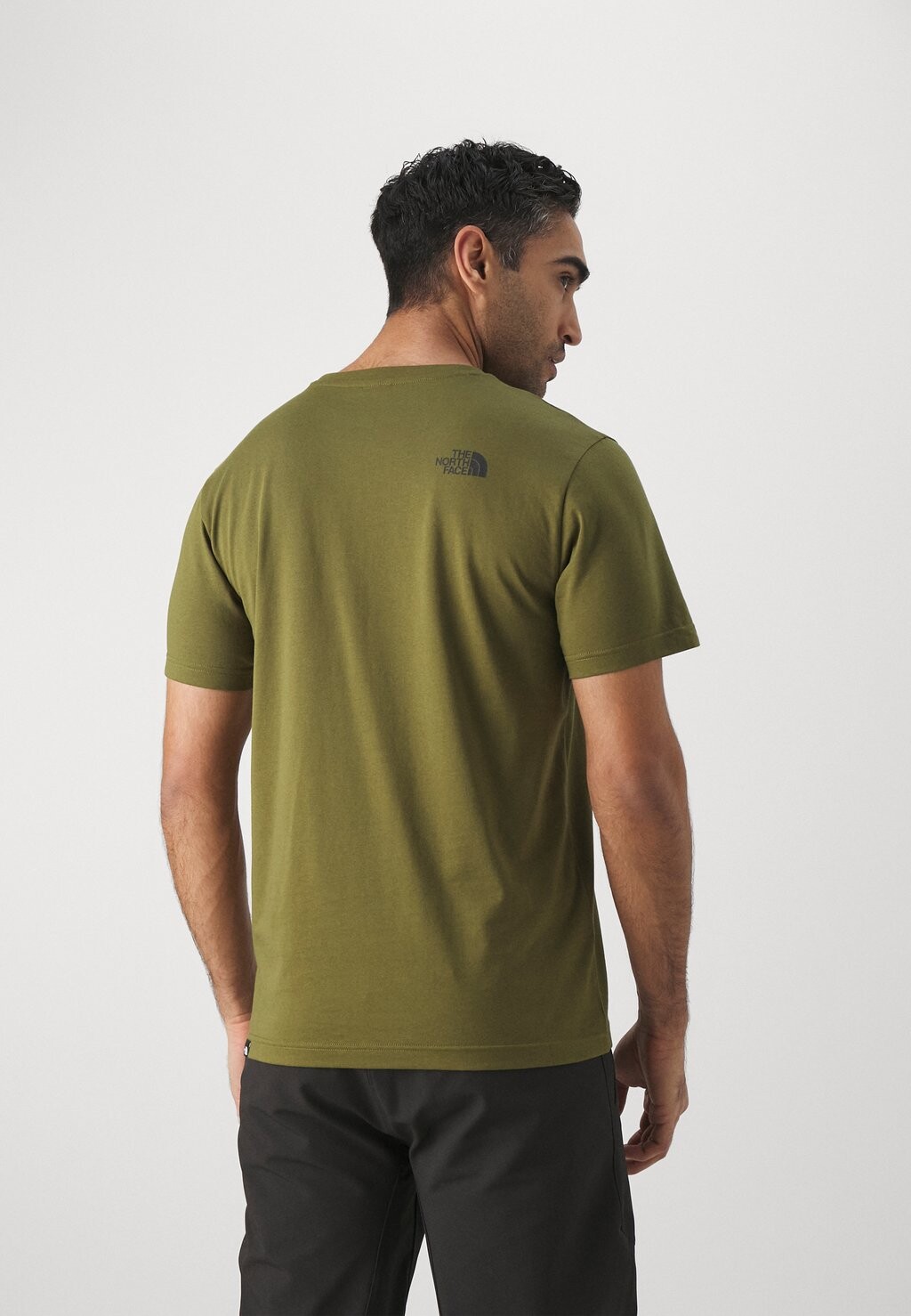 Базовая футболка Simple Dome Tee The North Face, лесной оливковый 
Базовая футболка Simple Dome Tee The North Face, лесной оливковый
