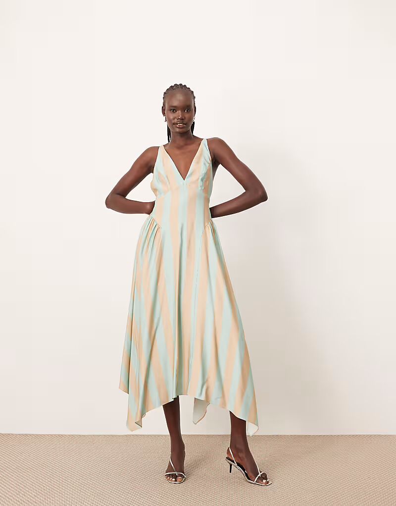 Платье миди ARRANGE с перекрещивающимися деталями на спине и пышной юбкой в зеленую полоску
Платье миди ARRANGE с перекрещивающимися деталями на спине и пышной юбкой в зеленую полоску