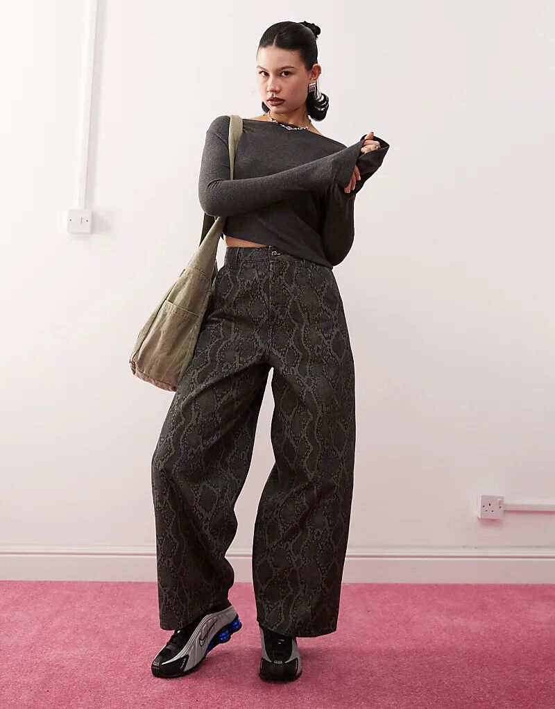 Джинсы-баллоны COLLUSION XL со змеиным принтом
Джинсы-баллоны COLLUSION XL со змеиным принтом