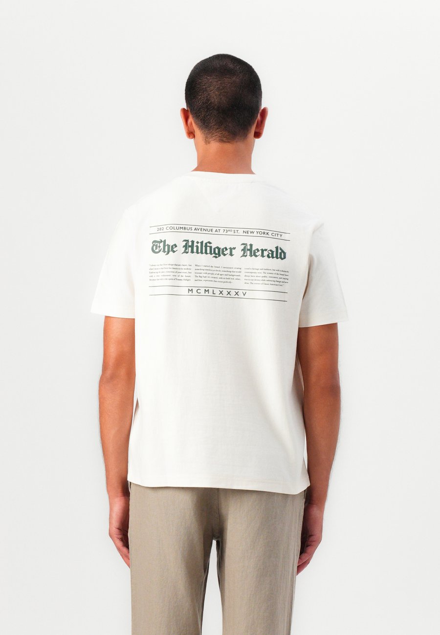 Футболка Tommy Hilfiger HERALD BACK GRAPHIC TEE, Ivory Petal/Off-White, Белый, Футболка Tommy Hilfiger HERALD BACK GRAPHIC TEE, Ivory Petal/Off-White
Футболка Tommy Hilfiger HERALD BACK GRAPHIC TEE, Ivory Petal/Off-White, Белый, Футболка Tommy Hilfiger HERALD BACK GRAPHIC TEE, Ivory Petal/Off-White