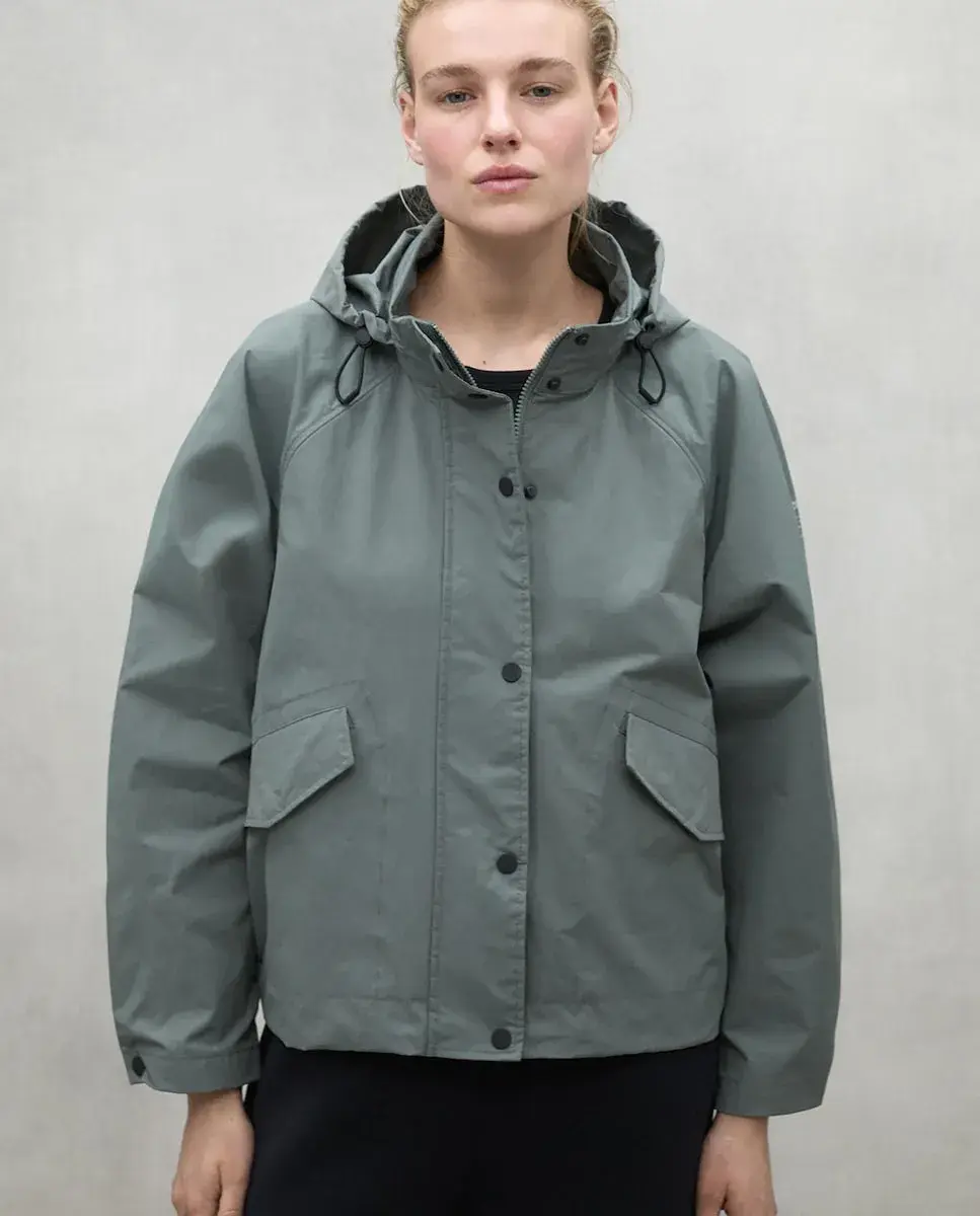 Женская куртка с капюшоном и комбинированной застежкой на кнопки и молнию Ecoalf, темно-серый
Женская куртка с капюшоном и комбинированной застежкой на кнопки и молнию Ecoalf, темно-серый