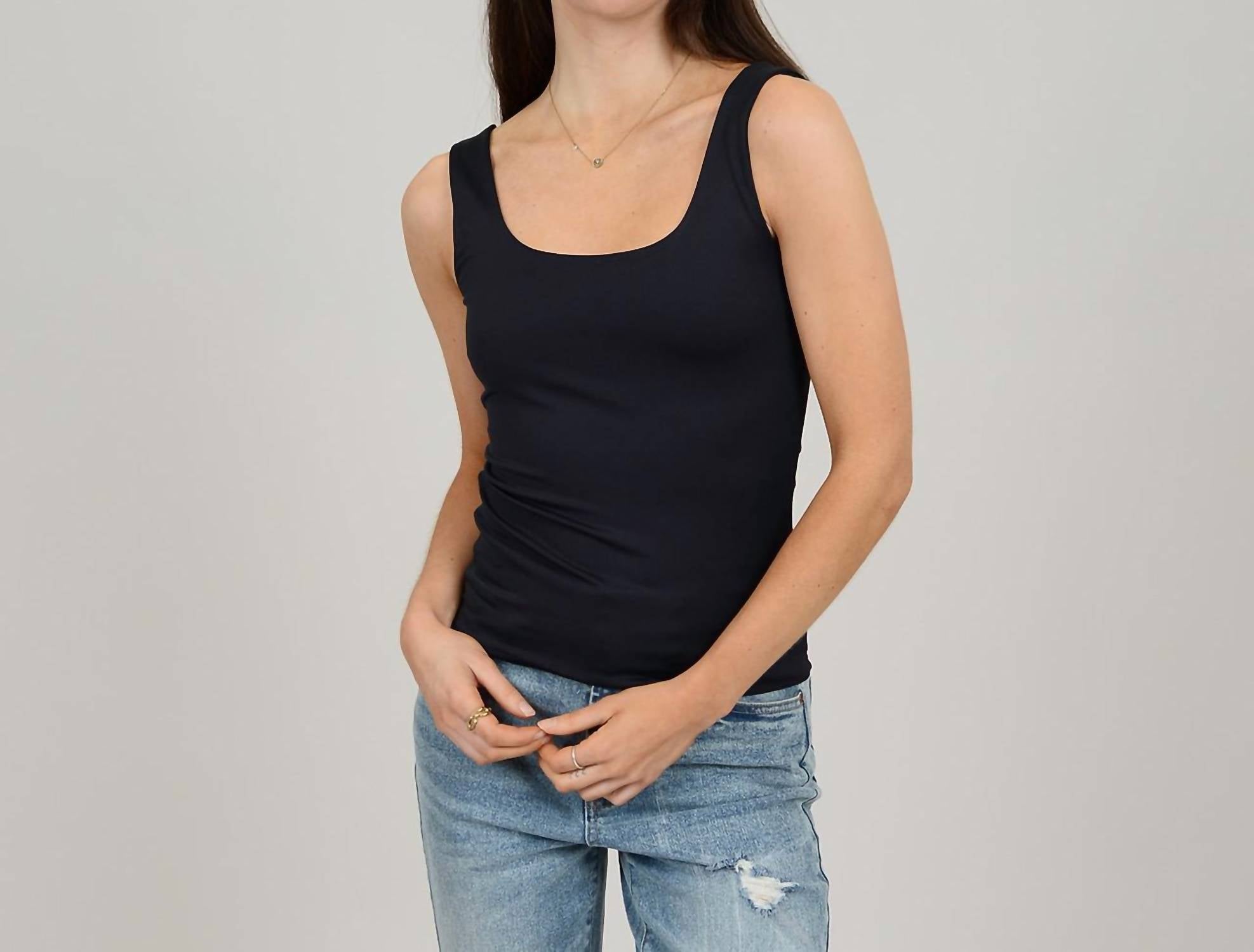 Майка с U-образным вырезом черного цвета RD Style
Майка с U-образным вырезом черного цвета RD Style