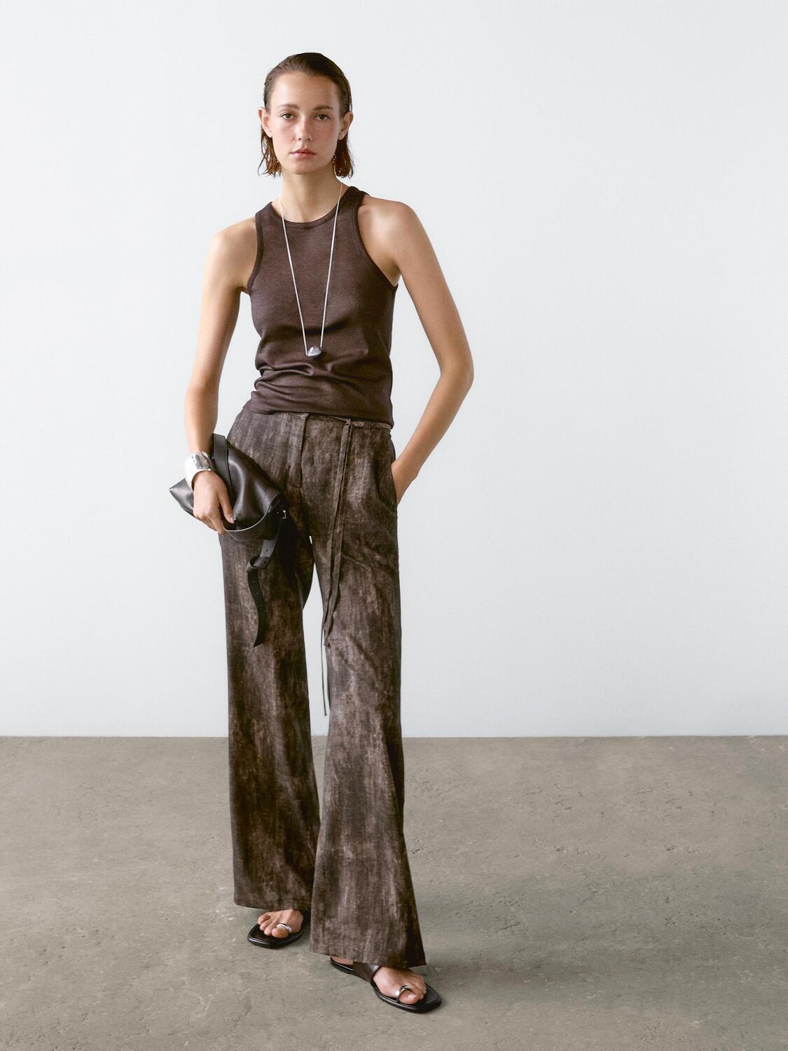 Топ с круглым вырезом и мерцающей отделкой Massimo Dutti, коричневый
Топ с круглым вырезом и мерцающей отделкой Massimo Dutti, коричневый