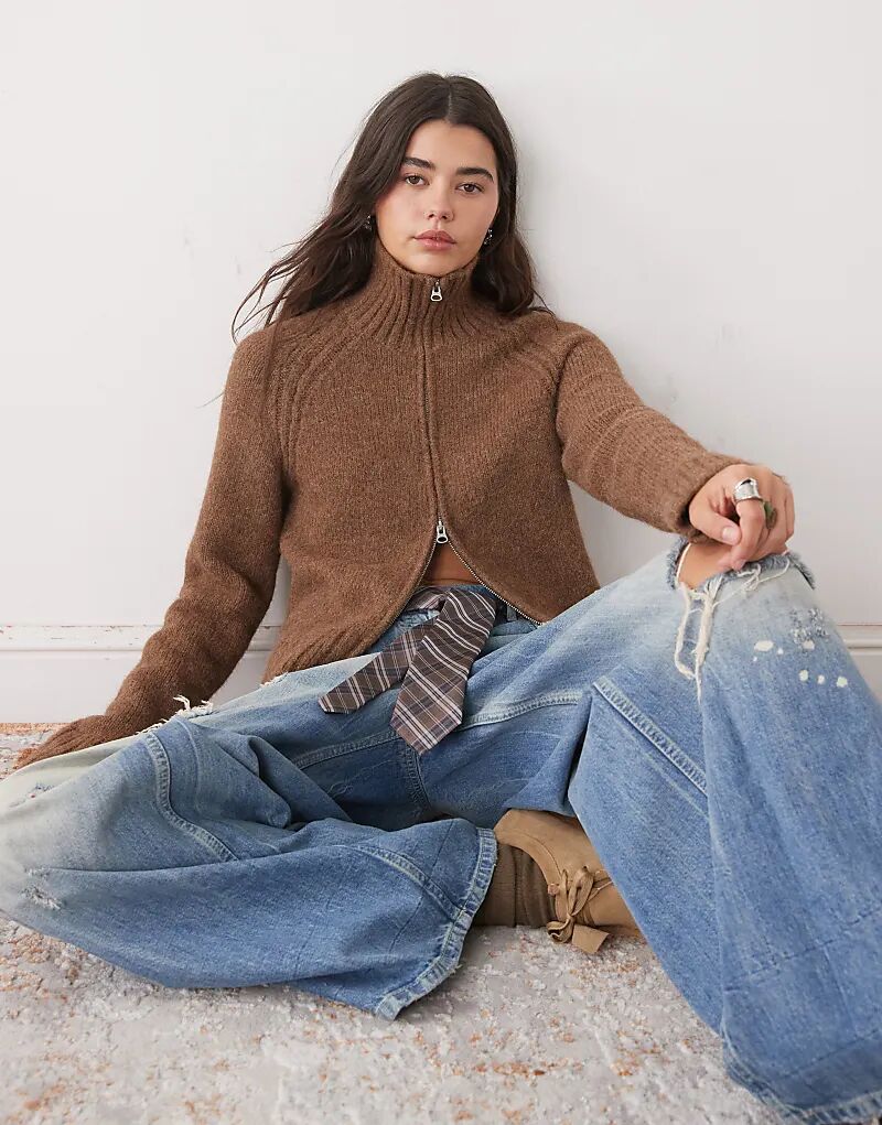 Кардиган Weekday из шерстяной смеси с пушистой вязкой на молнии, коричневый меланж
Кардиган Weekday из шерстяной смеси с пушистой вязкой на молнии, коричневый меланж