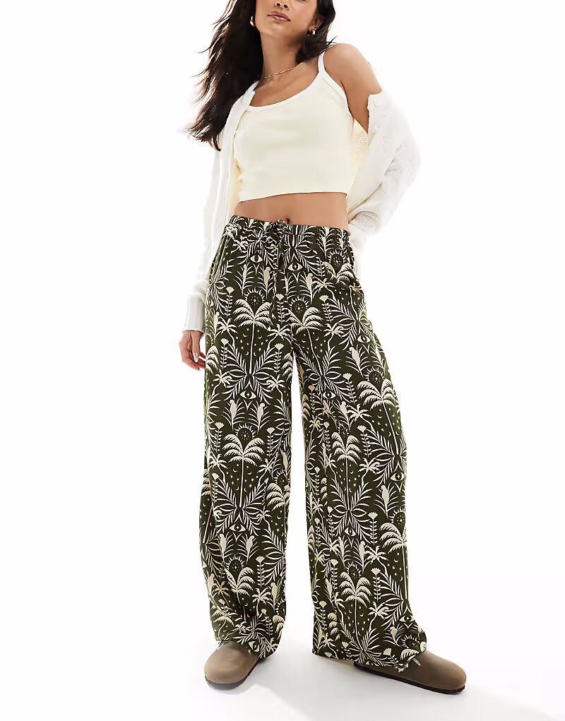 Брюки Wednesday's Girl с тропическим принтом цвета хаки
Брюки Wednesday's Girl с тропическим принтом цвета хаки