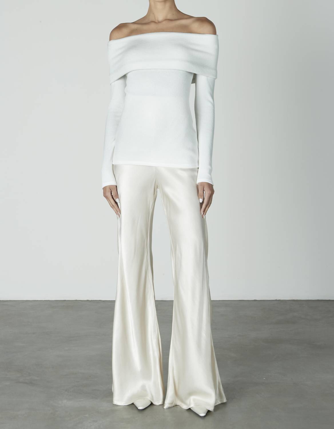 Свитер вязаный топ с открытыми плечами в зимнем белом цвете Enza Costa
Свитер вязаный топ с открытыми плечами в зимнем белом цвете Enza Costa