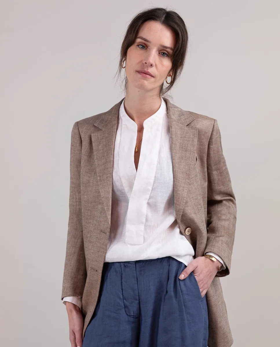 Приталенный женский блейзер из гладкого льна El Ganso, бежевый
Приталенный женский блейзер из гладкого льна El Ganso, бежевый