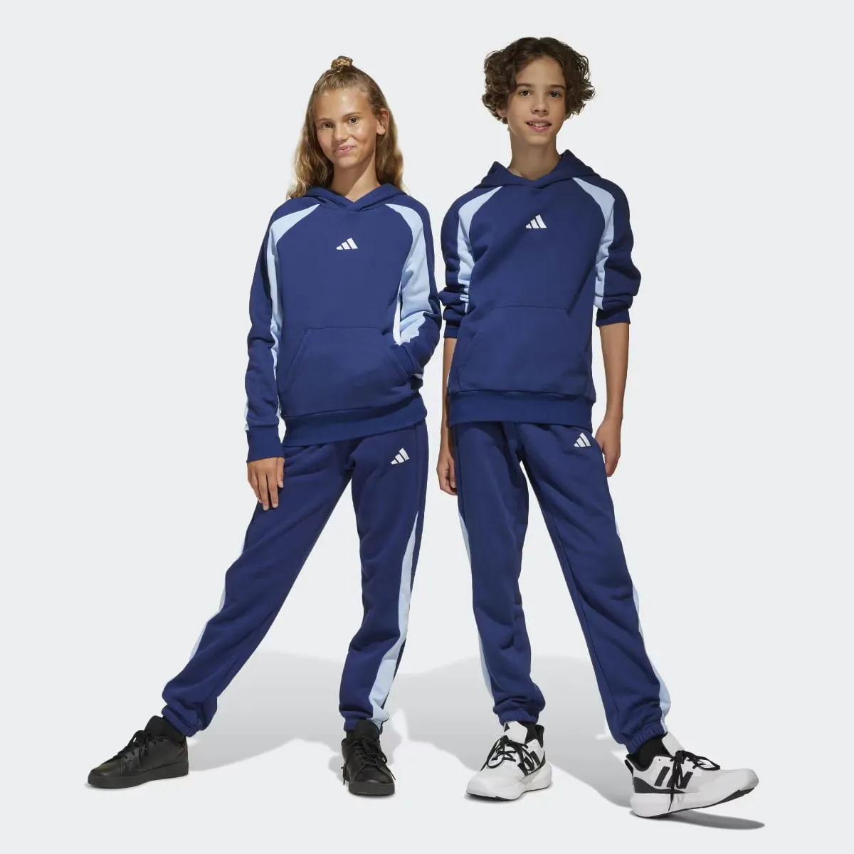 Брюки для мальчиков Adidas Seasonal Essentials Colorblock, синий 
Брюки для мальчиков Adidas Seasonal Essentials Colorblock, синий