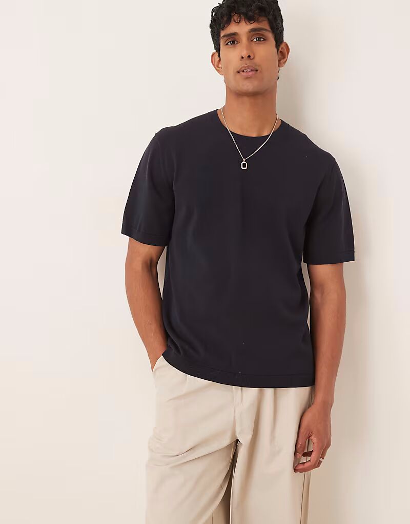 Трикотажная футболка ARKET темно-синего цвета
Трикотажная футболка ARKET темно-синего цвета