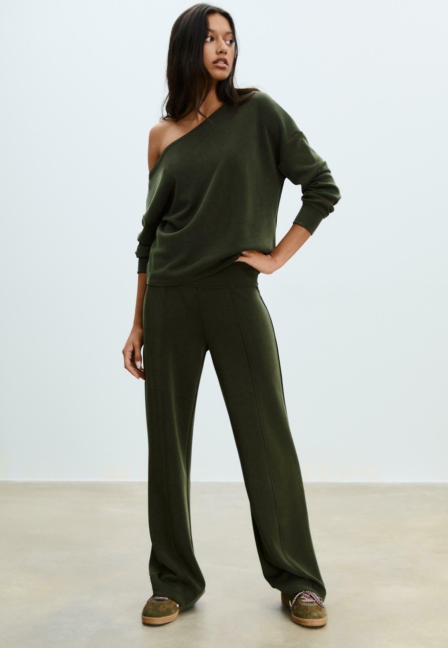 Толстовка Stradivarius SOFT-TOUCH EXPOSED SHOULDER, Dark Green
Толстовка Stradivarius SOFT-TOUCH EXPOSED SHOULDER, Dark Green