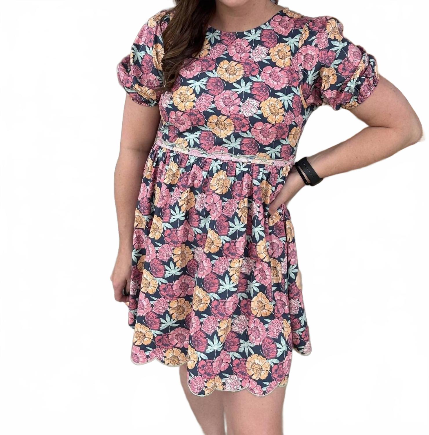 Платье с цветочным принтом и волнистым подолом в синей гамме Umgee
Платье с цветочным принтом и волнистым подолом в синей гамме Umgee