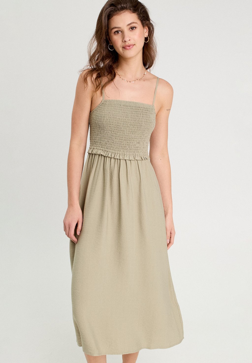 Повседневное платье MIT SMOCKDETAILS Cache Cache, хаки
Повседневное платье MIT SMOCKDETAILS Cache Cache, хаки