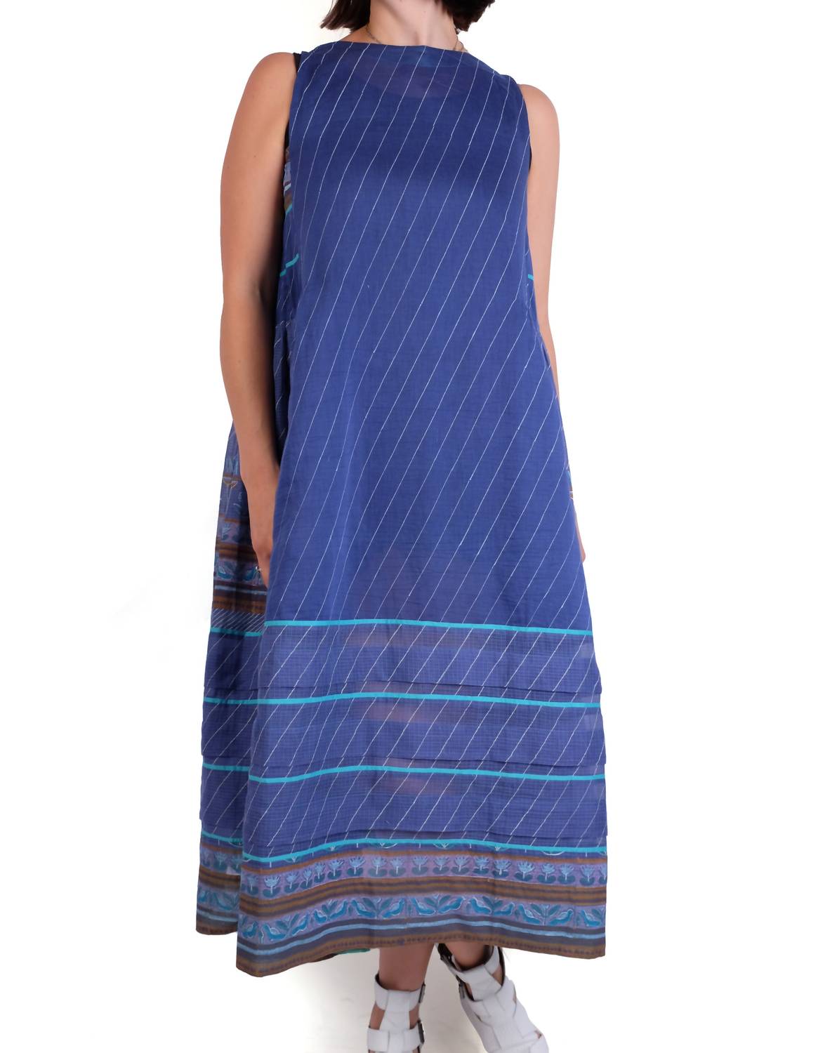 Безрукавное макси-платье с ручной росписью в цвете индиго EKA Design Studio
Безрукавное макси-платье с ручной росписью в цвете индиго EKA Design Studio