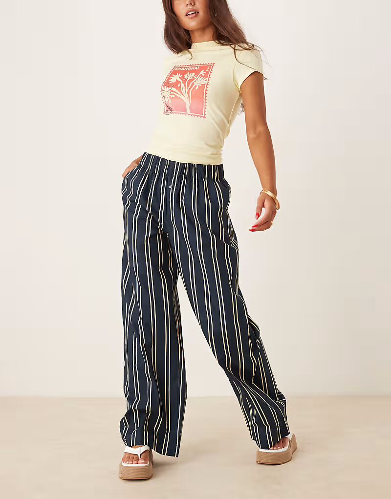 Широкие брюки-боксеры из поплина в полоску темно-синего и кремового цветов Aware
Широкие брюки-боксеры из поплина в полоску темно-синего и кремового цветов Aware