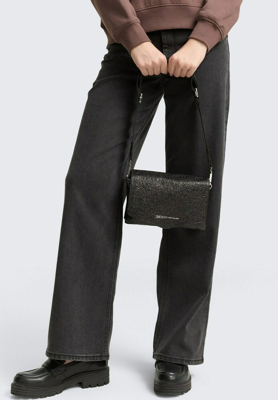 Сумка кросс-боди TOM TAILOR DENIM TTQUINN IN GLITZER-OPTIK, Metallic Black
Сумка кросс-боди TOM TAILOR DENIM TTQUINN IN GLITZER-OPTIK, Metallic Black