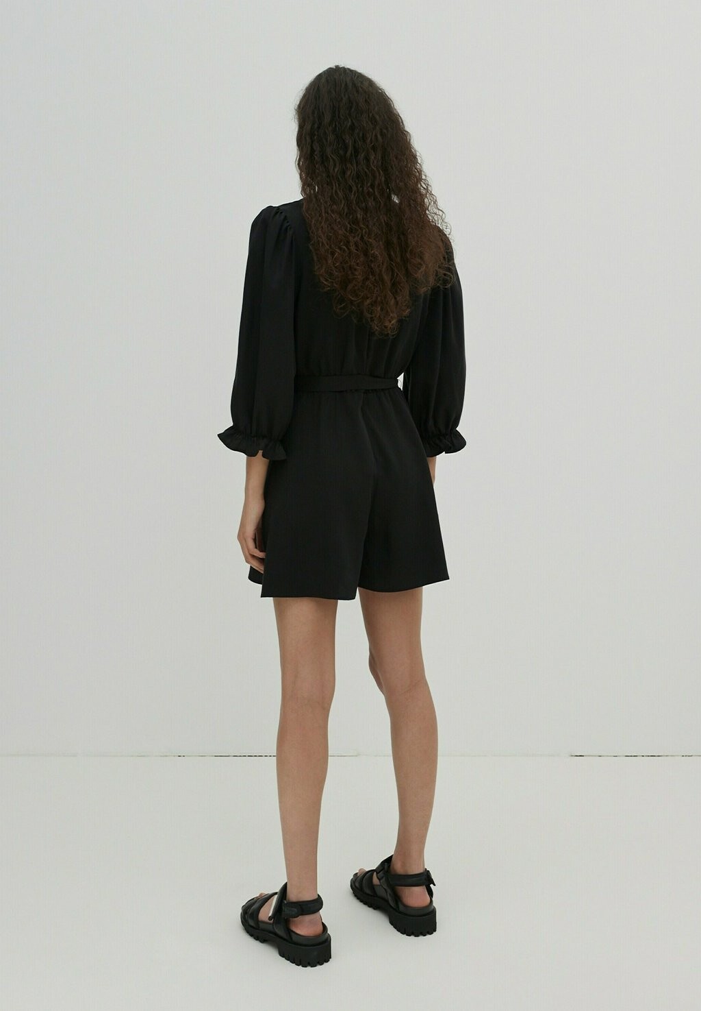 Комбинезон EDITED, черный
Комбинезон EDITED, черный