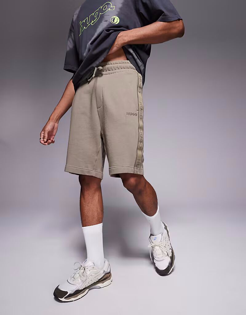 Шорты для отдыха HUGO RED Liam с логотипом, проклеенным лентой, светло-коричневого цвета
Шорты для отдыха HUGO RED Liam с логотипом, проклеенным лентой, светло-коричневого цвета