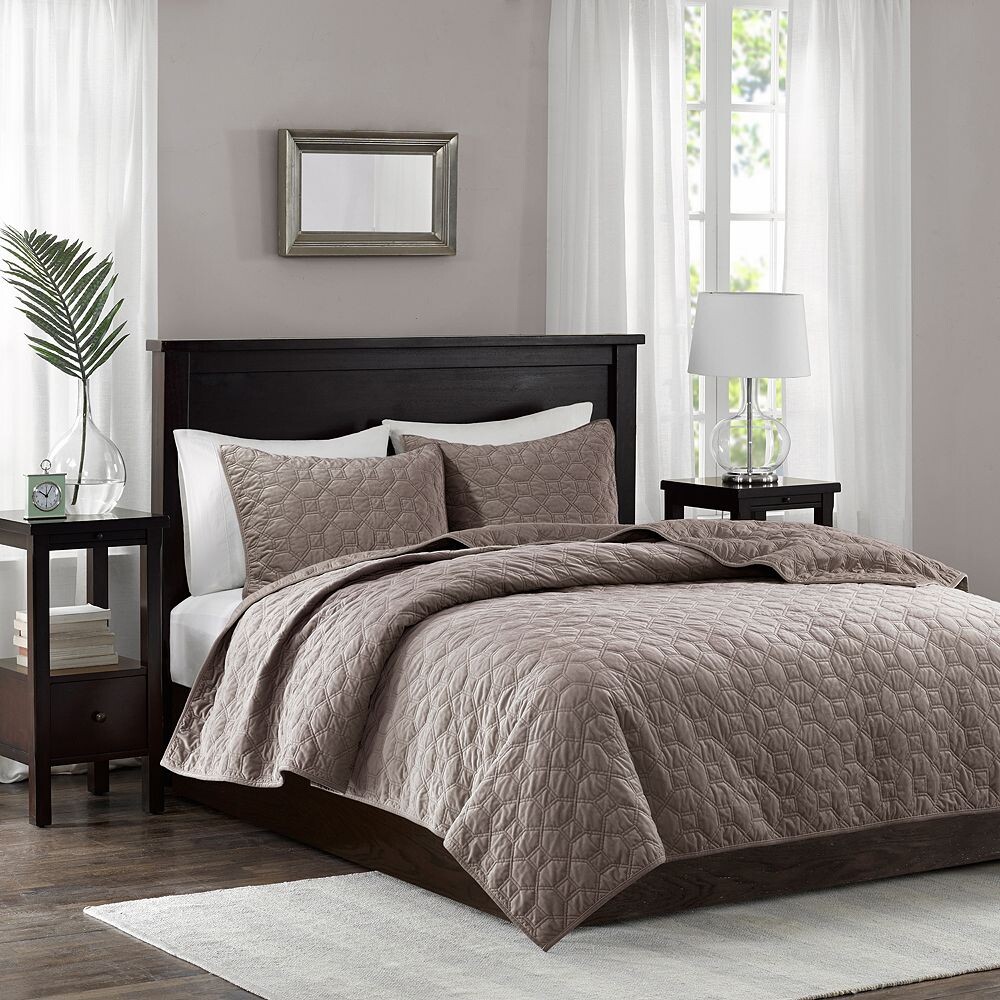 Комплект бархатных одеял Madison Park Emery из 3 предметов с накладками, цвет Taupe
Комплект бархатных одеял Madison Park Emery из 3 предметов с накладками, цвет Taupe