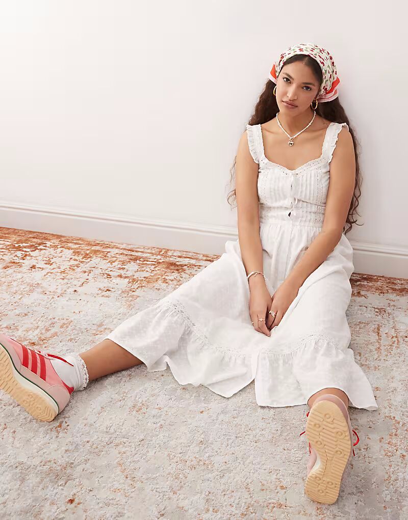 Платье-макси в стиле молочницы Miss Selfridge с вышивкой белого цвета
Платье-макси в стиле молочницы Miss Selfridge с вышивкой белого цвета