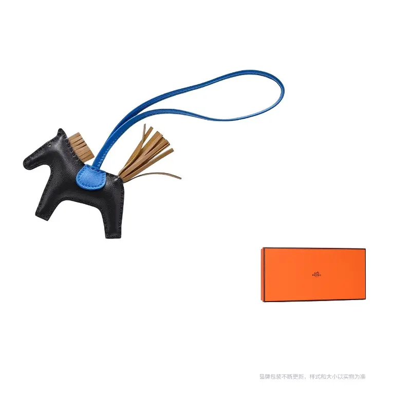 HERMES Кожаный кулон унисекс малый черный синий, Black Blue
HERMES Кожаный кулон унисекс малый черный синий, Black Blue