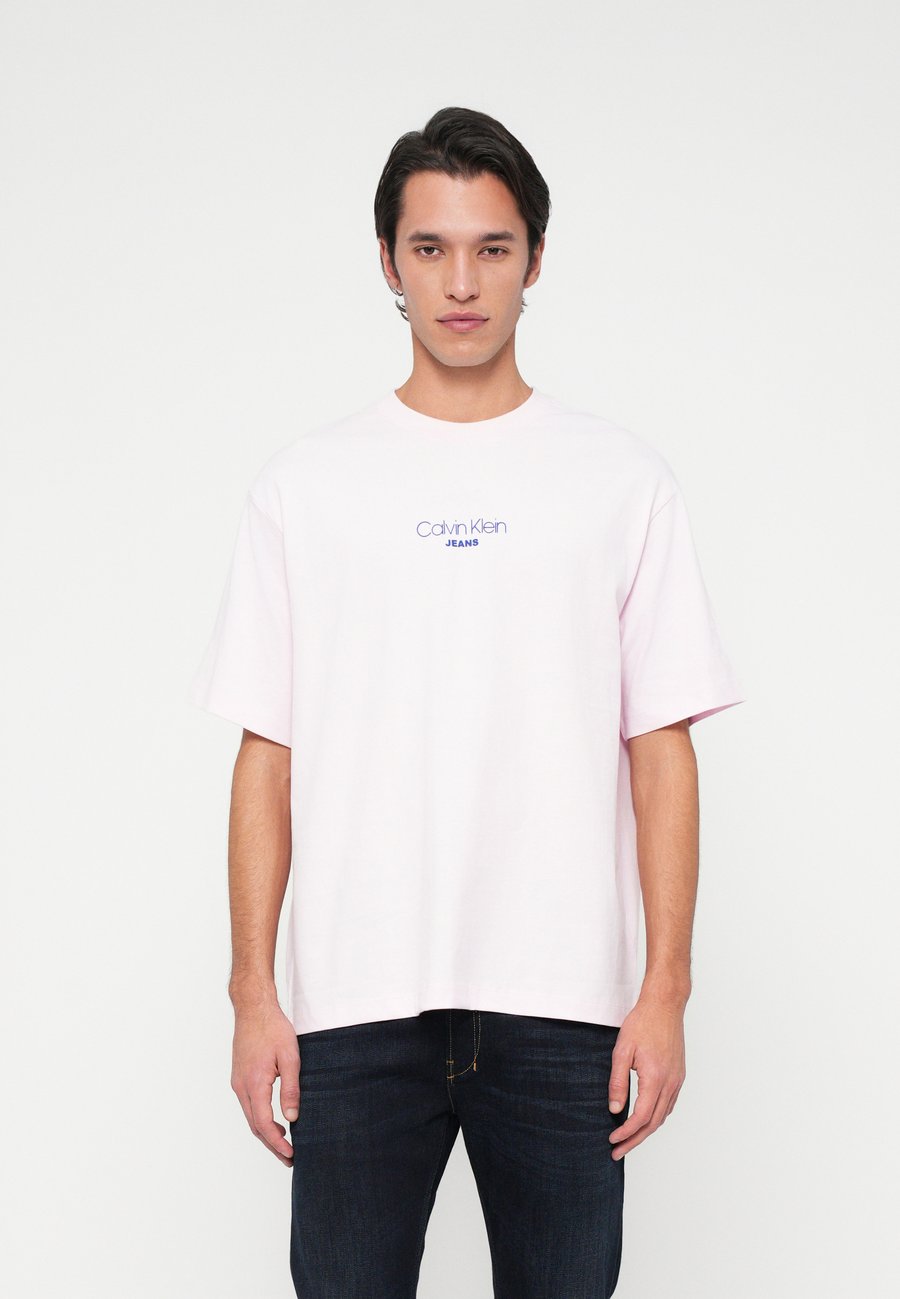 Футболка Calvin Klein Jeans GRAPHIC TEE, Pearly Pink/Light Pink, Белый, Футболка Calvin Klein Jeans GRAPHIC TEE, Pearly Pink/Light Pink
Футболка Calvin Klein Jeans GRAPHIC TEE, Pearly Pink/Light Pink, Белый, Футболка Calvin Klein Jeans GRAPHIC TEE, Pearly Pink/Light Pink
