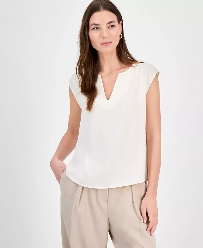 Женский топ без рукавов с разрезом на горловине Bar III, белый
Женский топ без рукавов с разрезом на горловине Bar III, белый