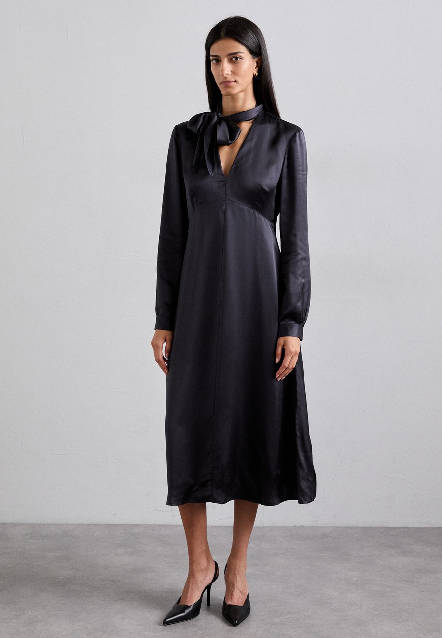 Платье Tiger of Sweden TILY, Deep Ocean/Blue
Платье Tiger of Sweden TILY, Deep Ocean/Blue