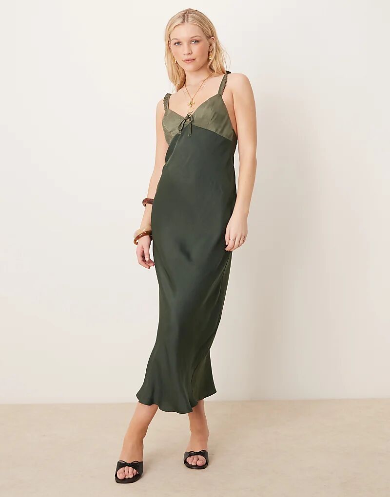 Платье миди из атласа с контрастной чашкой на груди и оборкой в зеленом цвете ASOS DESIGN
Платье миди из атласа с контрастной чашкой на груди и оборкой в зеленом цвете ASOS DESIGN