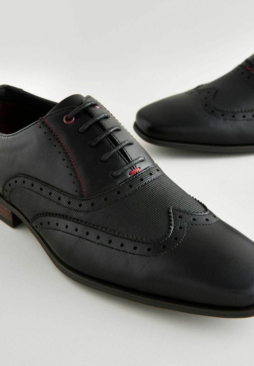 Туфли EMBOSSED OXFORD WINGCAP BROGUE REGULAR FIT Next, черный
Туфли EMBOSSED OXFORD WINGCAP BROGUE REGULAR FIT Next, черный