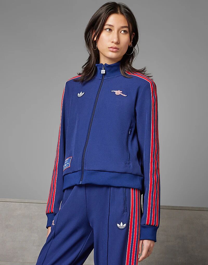 Футбольные значки adidas Originals Arsenal на террасе в ночном небе 
Футбольные значки adidas Originals Arsenal на террасе в ночном небе