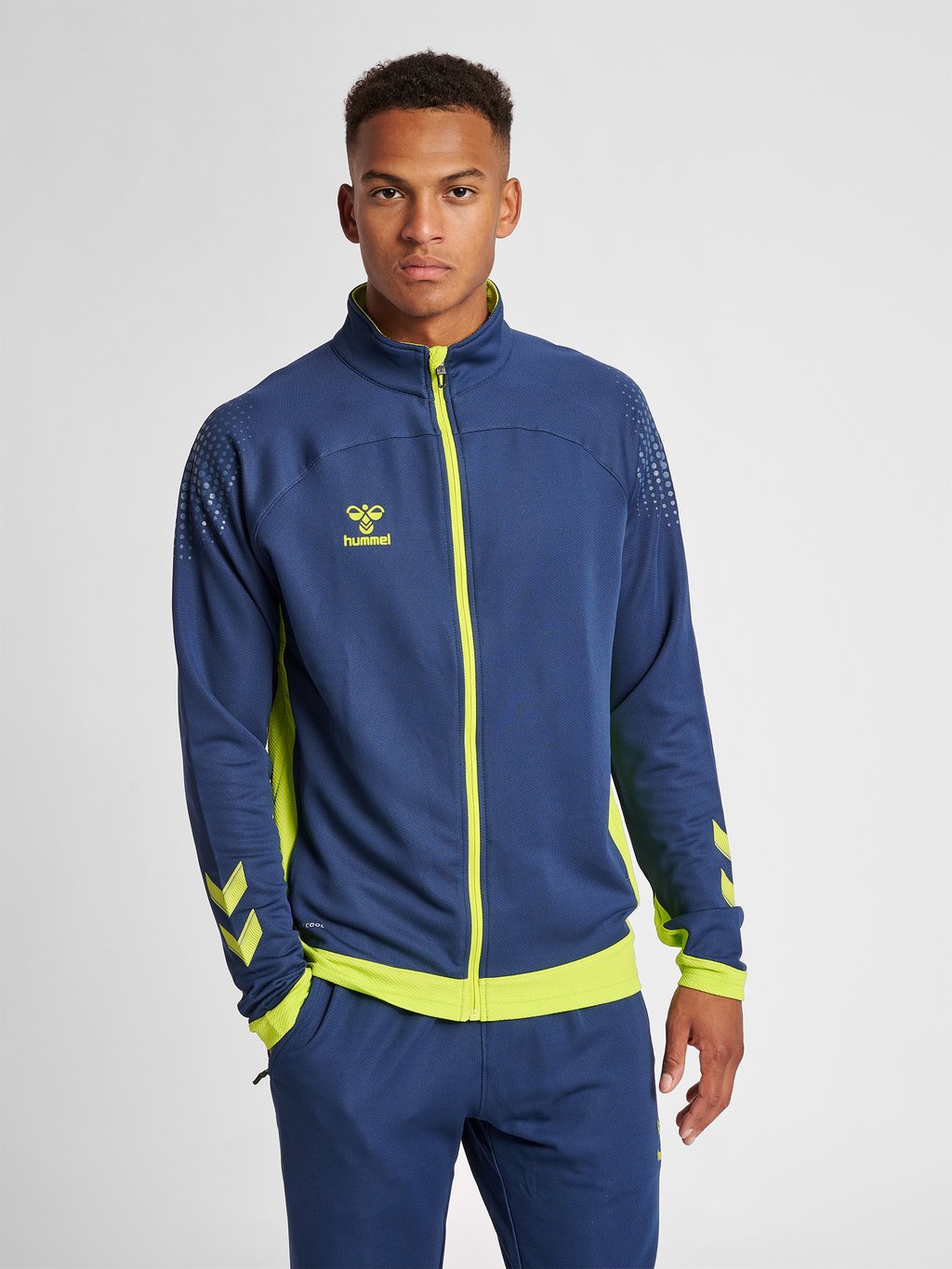 Тренировочная куртка HMLLEAD POLY ZIP JACKET Hummel, цвет Dark Denim
Тренировочная куртка HMLLEAD POLY ZIP JACKET Hummel, цвет Dark Denim