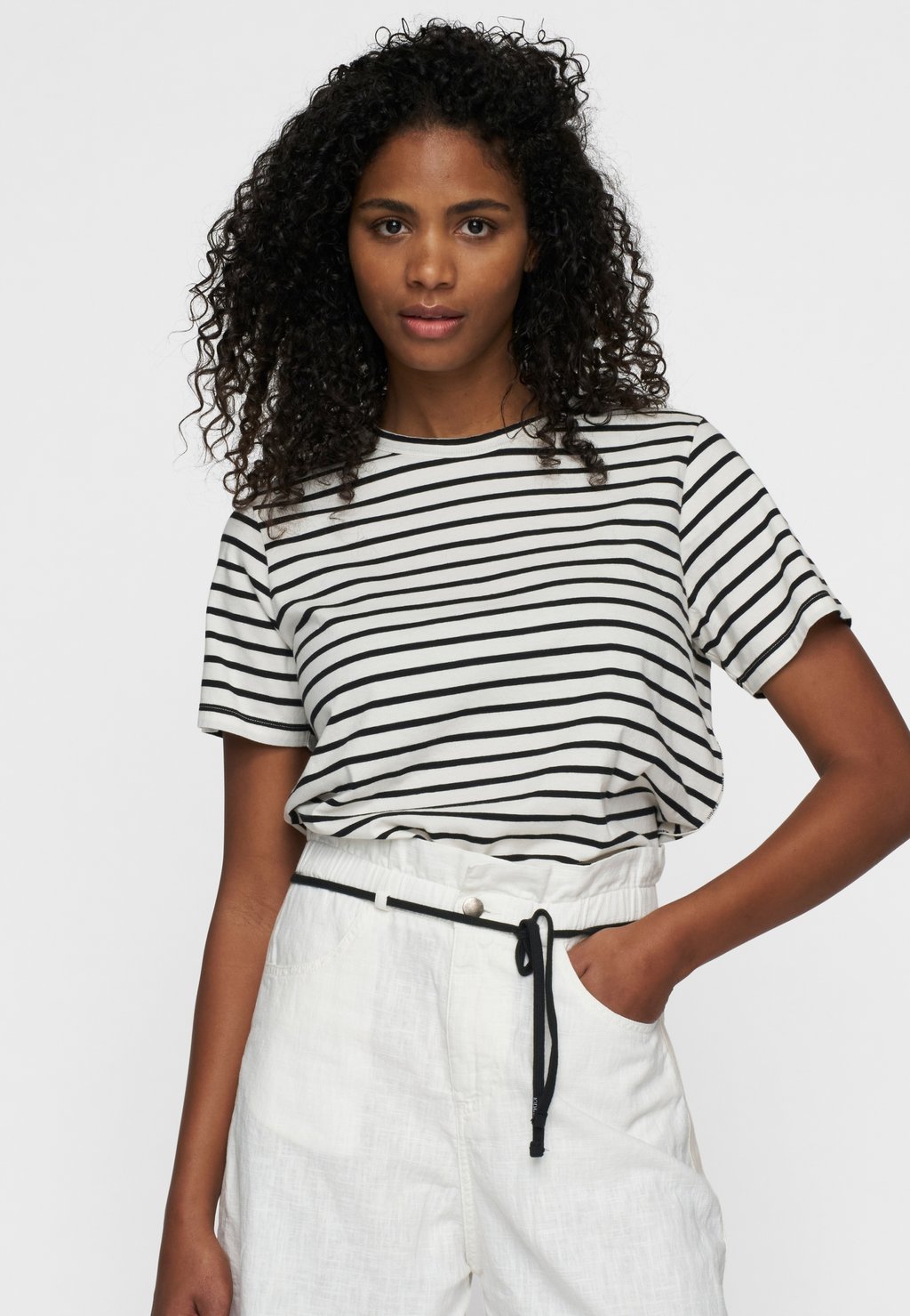 Футболка с принтом 10DAYS, кремовый
Футболка с принтом 10DAYS, кремовый