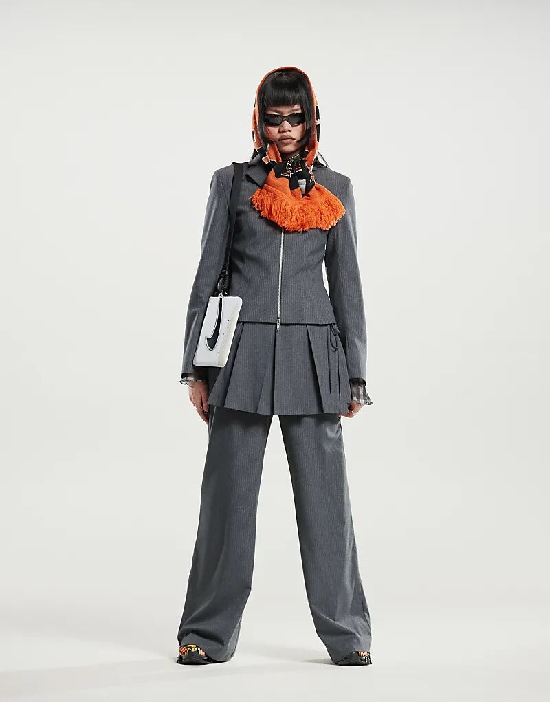 Брюки Weekday серые меланжевые в полоску с вырезанным поясом (часть комплекта)
Брюки Weekday серые меланжевые в полоску с вырезанным поясом (часть комплекта)