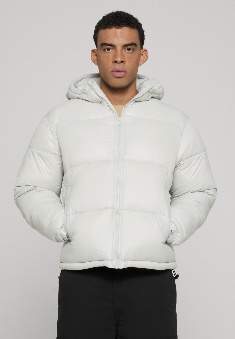 Куртка Urban Classics SHINY PUFFER WITH HOOD, Lightasphalt/Light Grey
Куртка Urban Classics SHINY PUFFER WITH HOOD, Lightasphalt/Light Grey