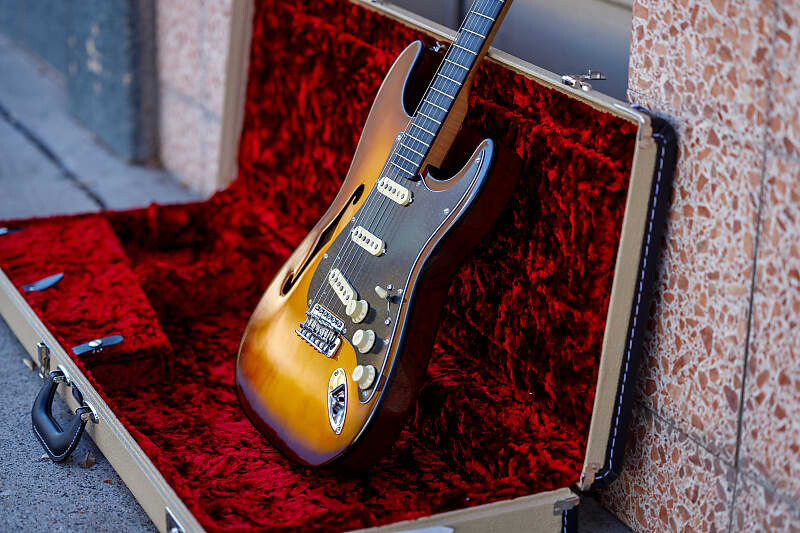 Электрогитара Fender Suona Stratocaster Thinline 2023 - Present - Violin Burst
Электрогитара Fender Suona Stratocaster Thinline 2023 - Present - Violin Burst