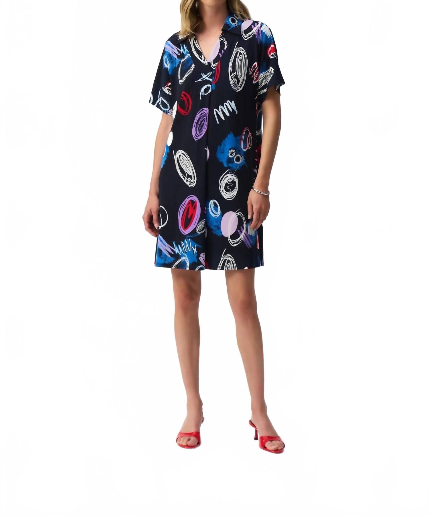 Мини-платье-сорочка с принтом "каракули" в темно-синем/разноцветном Joseph Ribkoff
Мини-платье-сорочка с принтом "каракули" в темно-синем/разноцветном Joseph Ribkoff