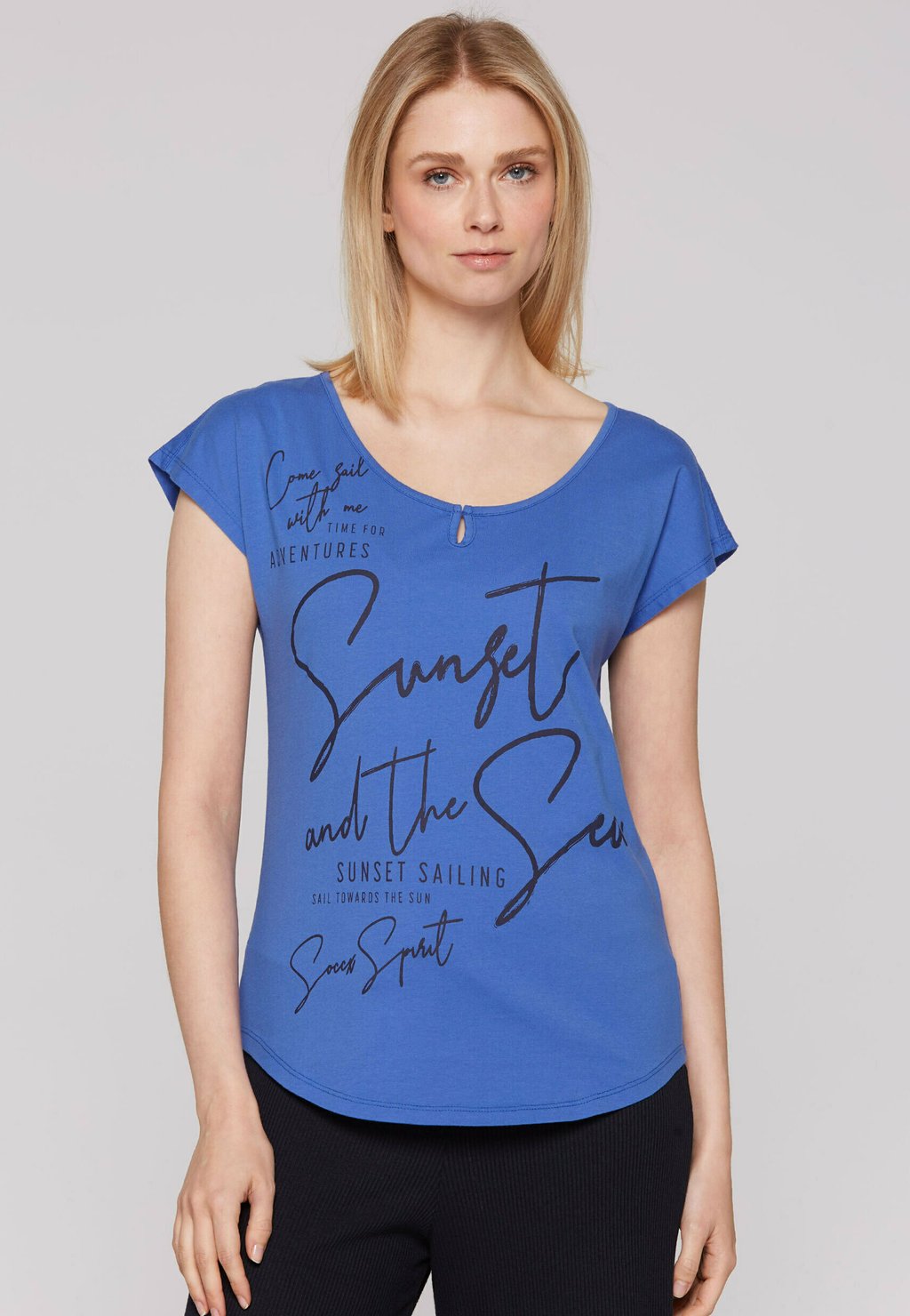 Футболка с принтом MIT TONIGEM GLOSSY WORDING Soccx, синий
Футболка с принтом MIT TONIGEM GLOSSY WORDING Soccx, синий