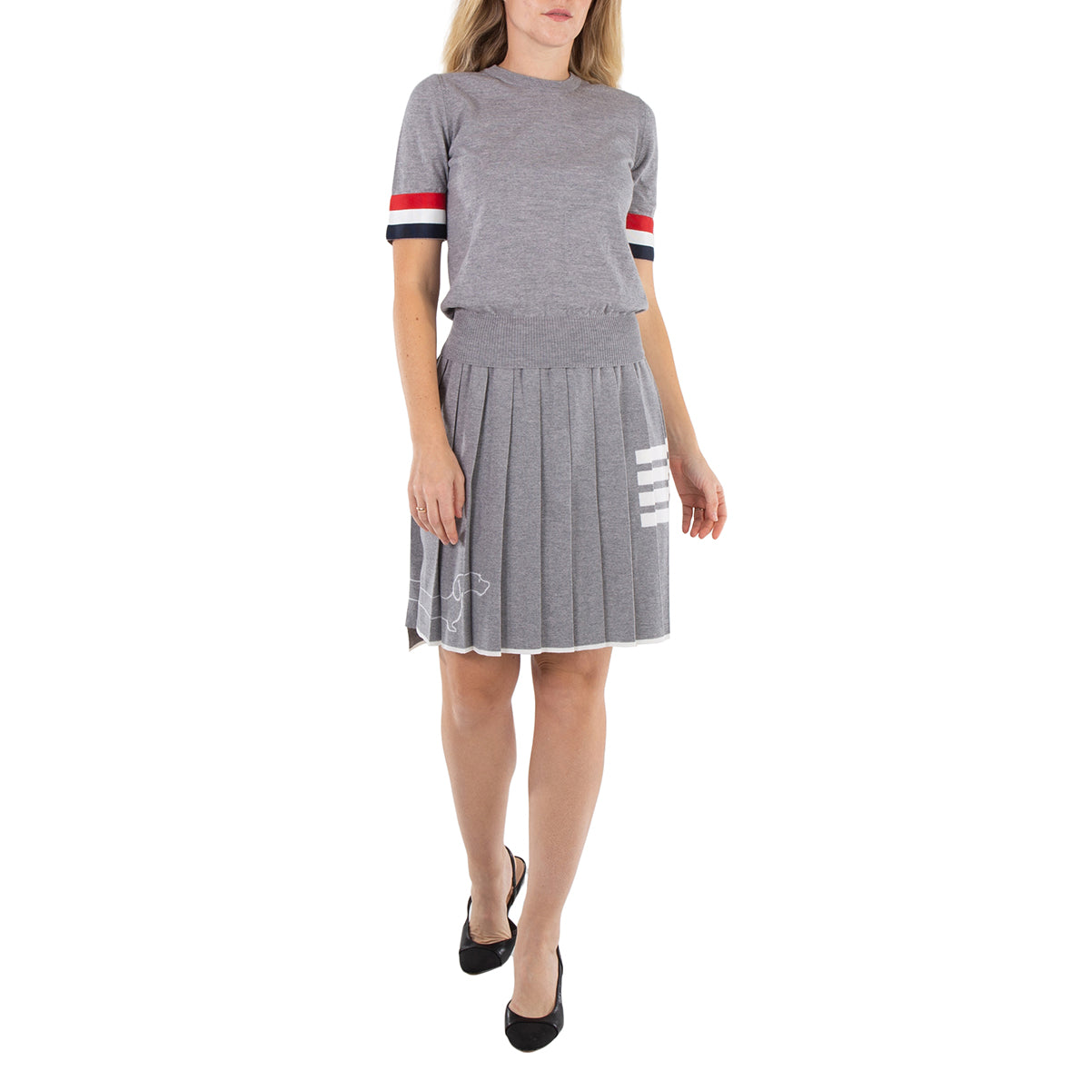 Женская футболка Thom Browne светло-серая с манжетами из тонкого мериноса
Женская футболка Thom Browne светло-серая с манжетами из тонкого мериноса