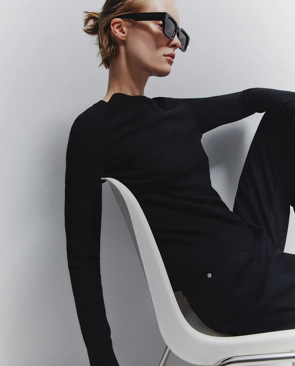 Базовый джемпер с круглым вырезом Sfera, черный 
Базовый джемпер с круглым вырезом Sfera, черный