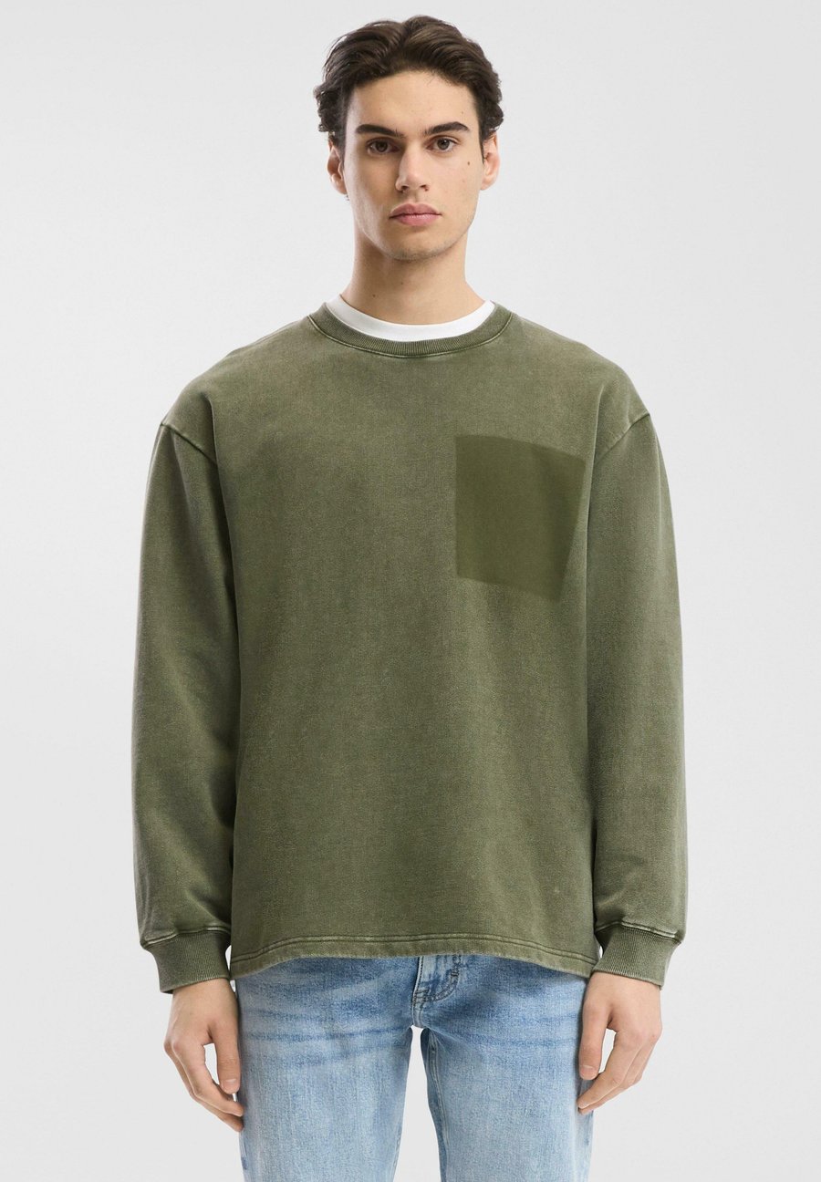 Толстовка QS GEWASCHENES MIT KONTRAST-DETAIL, Olivgrün/Khaki
Толстовка QS GEWASCHENES MIT KONTRAST-DETAIL, Olivgrün/Khaki