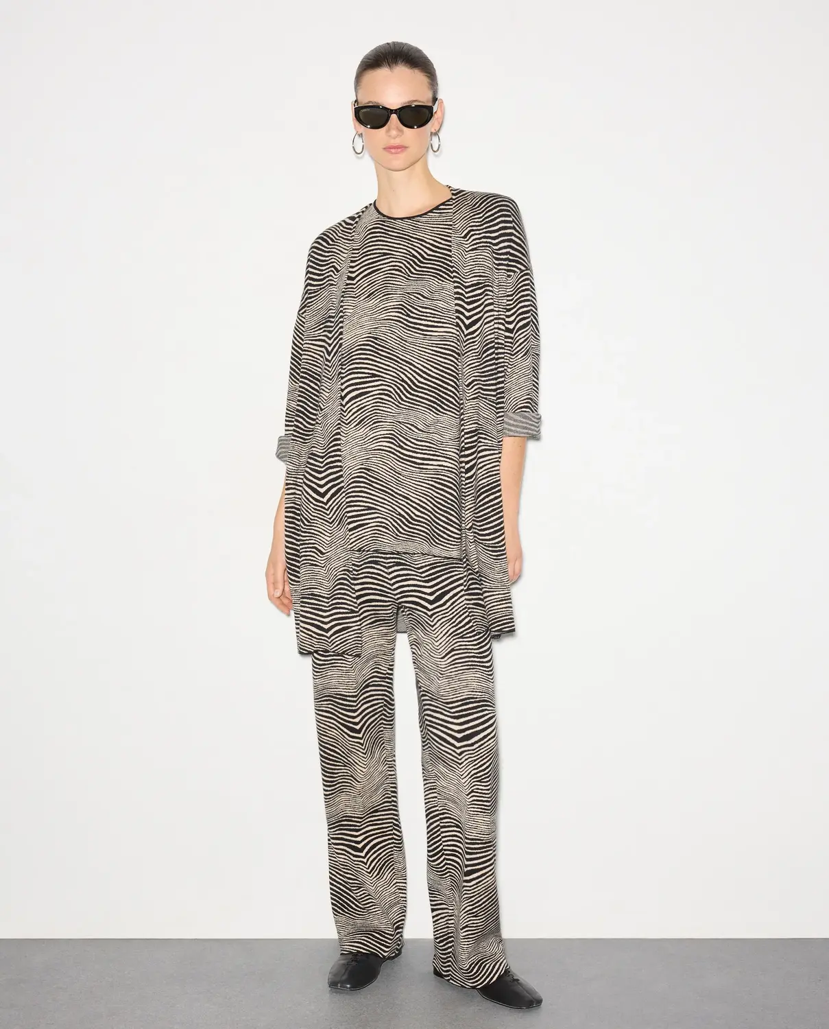 Женское длинное жаккардовое пальто с узором зебры Woman El Corte Inglés, черный
Женское длинное жаккардовое пальто с узором зебры Woman El Corte Inglés, черный