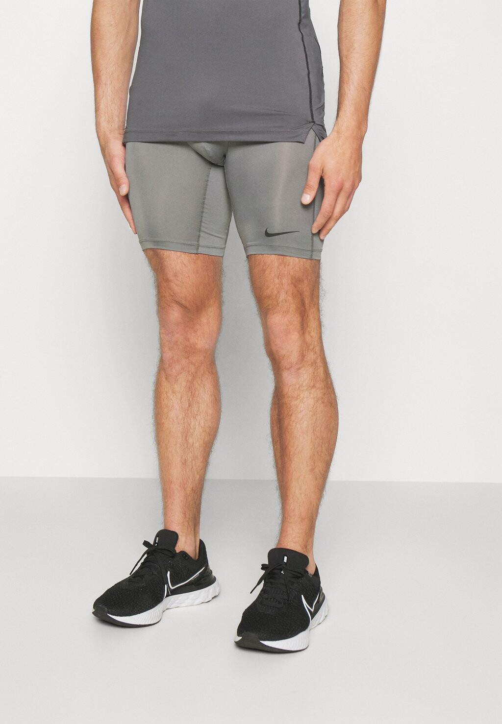 Тайтсы Nike SHORT, цвет Smoke Grey/(Black) 
Тайтсы Nike SHORT, цвет Smoke Grey/(Black)