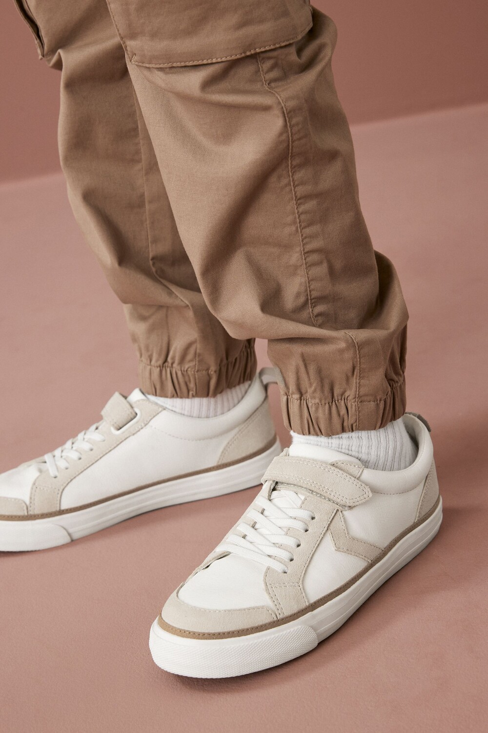 Кроссовки в стиле шеврон с эластичными шнурками и застежкой на липучки Next, белый
Кроссовки в стиле шеврон с эластичными шнурками и застежкой на липучки Next, белый