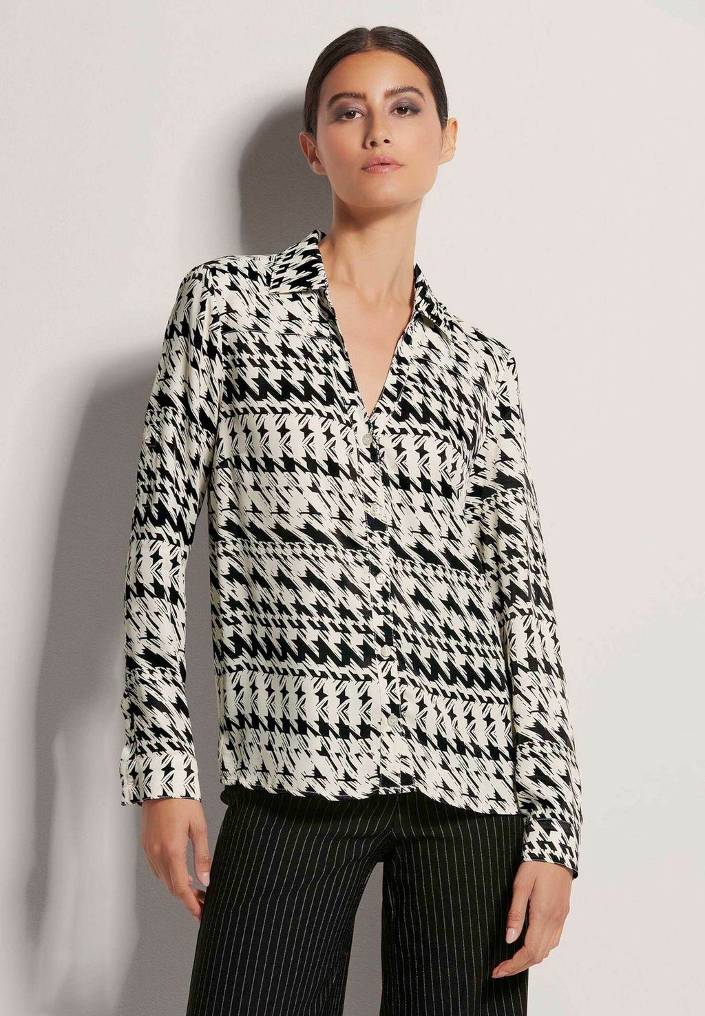 Блузка на пуговицах MIT KONTRASTPRINT UND DEKOLLETÉ-AUSSCHNITT MADELEINE, черный
Блузка на пуговицах MIT KONTRASTPRINT UND DEKOLLETÉ-AUSSCHNITT MADELEINE, черный