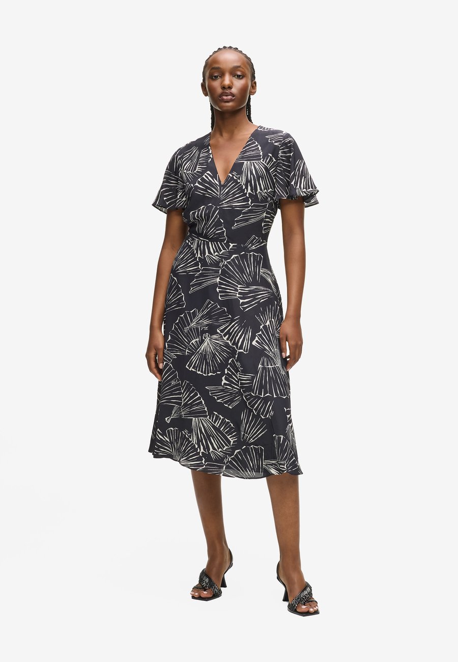 Платье KARL LAGERFELD FAN PRINT V-NECK, Linear Fan Black/Black
Платье KARL LAGERFELD FAN PRINT V-NECK, Linear Fan Black/Black