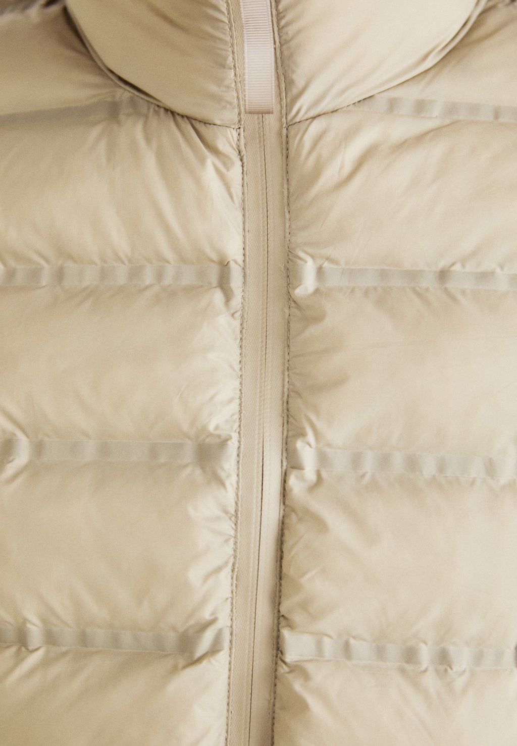 Жилет ONLKESSA SEAMLESS QUILT WAISTCOAT ONLY, бежевый 
Жилет ONLKESSA SEAMLESS QUILT WAISTCOAT ONLY, бежевый