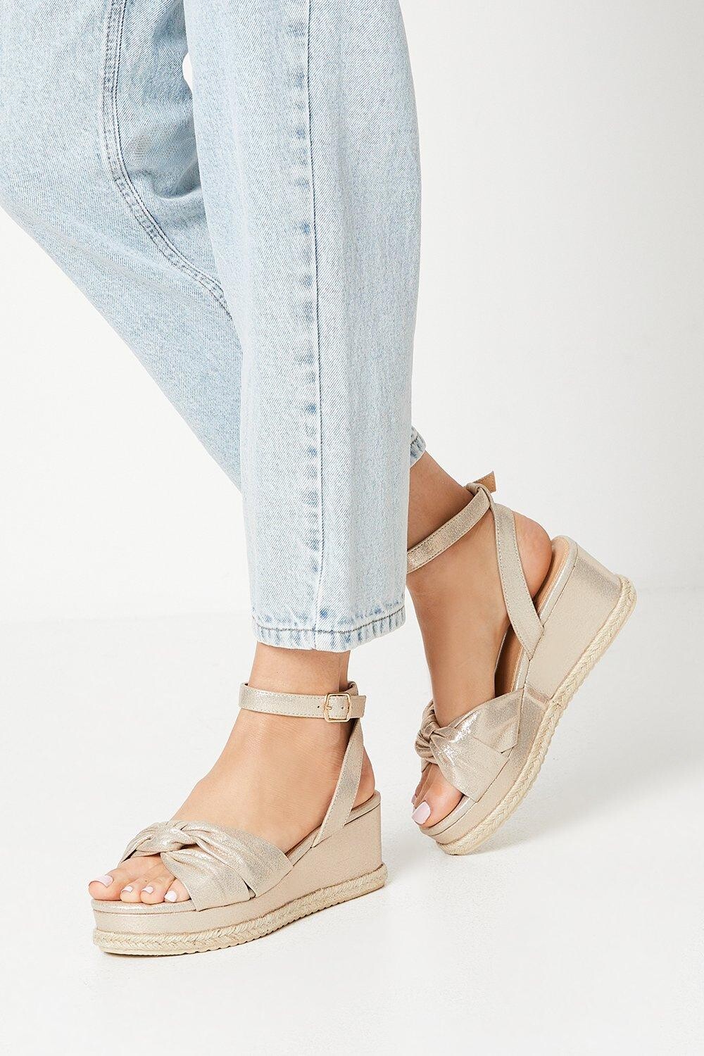 Хорошо для подошвы: широкие туфли на танкетке Holly Soft Twist Dorothy Perkins, золото
Хорошо для подошвы: широкие туфли на танкетке Holly Soft Twist Dorothy Perkins, золото