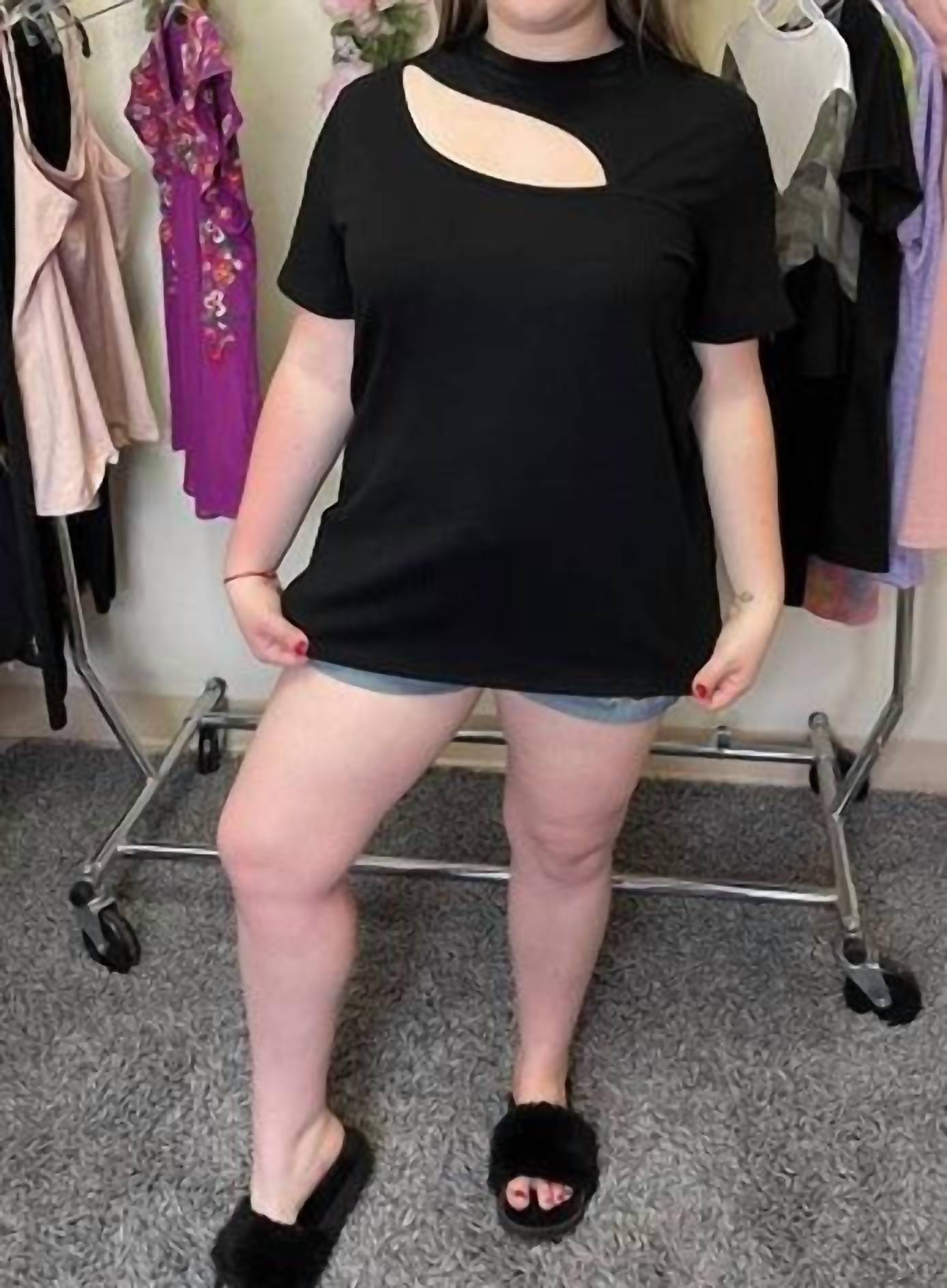 Топ с вырезом спереди в черном цвете Shirley Stone 
Топ с вырезом спереди в черном цвете Shirley Stone