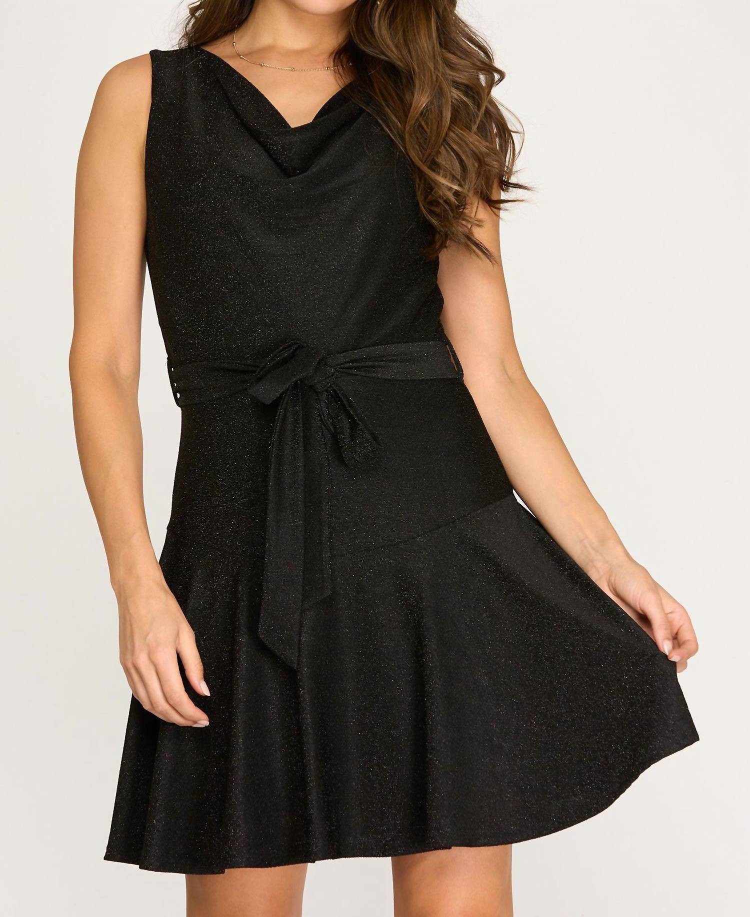 Черное платье без рукавов с капюшоном, люрексом и расклешенным подолом, с поясом SHE + SKY
Черное платье без рукавов с капюшоном, люрексом и расклешенным подолом, с поясом SHE + SKY